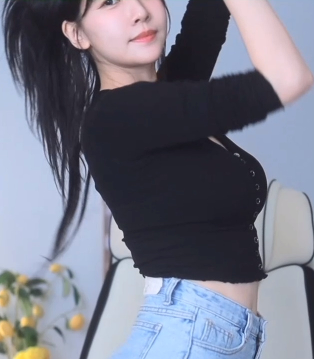 크롭상의 단추 푸는 이아린 + 청핫팬츠 화난 엉밑살